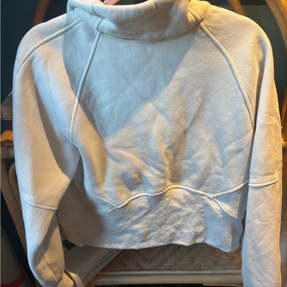 Aemi + Co Cropped White Sweatshirt - Picture 3 of 3